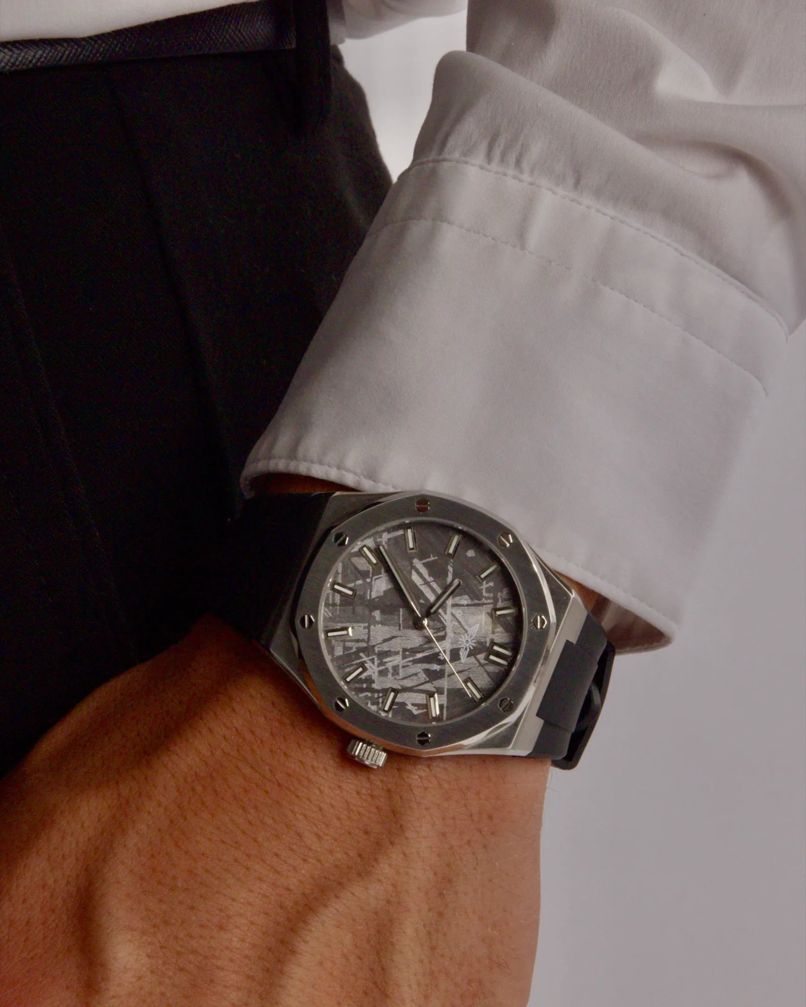 Soltere Visto under a white shirt cuff