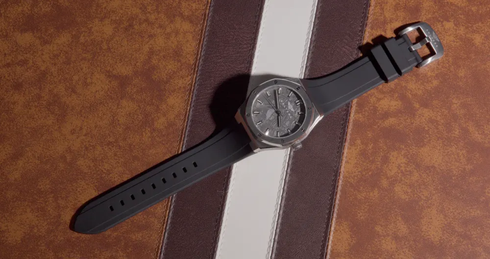 The Visto on dark leather, strap open.