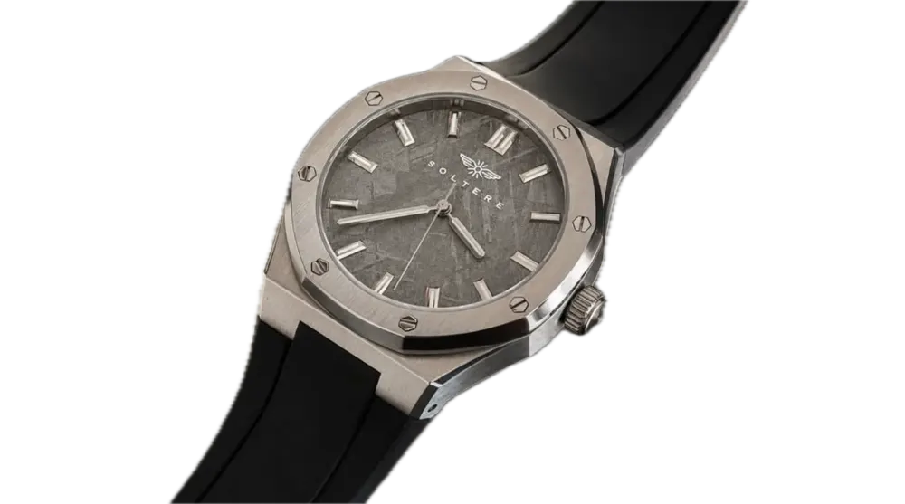 Soltere Visto watch at an angle from the crown side, showing the depth of the brushed steel case, the grey meteorite-pattern dial and the black rubber strap.