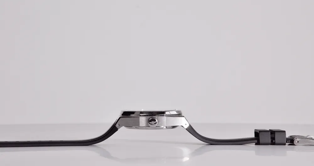 The Visto edge on, strap laid flat.