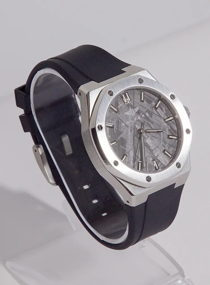 The Visto on a clear stand, three-quarter view.