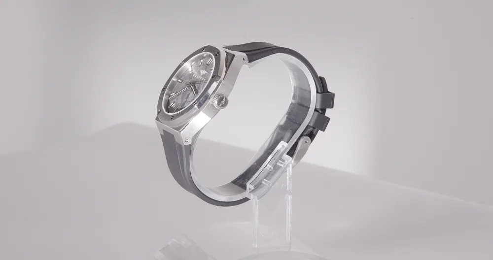 The Visto on a stand in a white studio.
