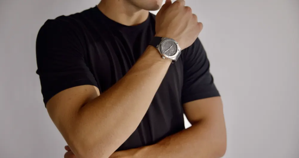 The Visto worn with arms crossed.